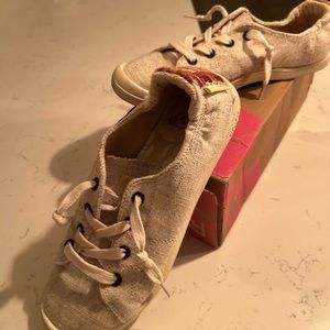 Roxy  sneakers , size 7.5 in very good condition.